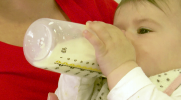 Wanneer kan mijn baby zelfstandig drinken?